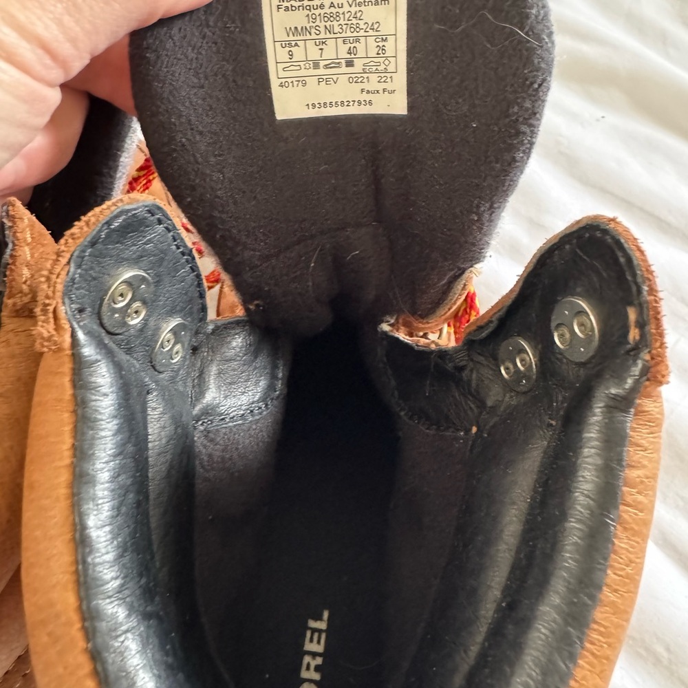 Sorel Tan Boots with Red Laces - Picture 7 of 8